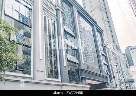 Balneario Camboriú-sc, Brasile - 11 gennaio 2024, edifici nel centro della città in una strada di Balneário Camboriú in una giornata nuvolosa, uno yacht nella foto. Foto Stock