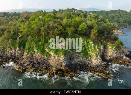 Il castello di Ceneviz è stato costruito su una scogliera situata tra due baie, 2.5 chilometri a ovest del distretto di Düzce Akçakoca in turchia. Foto Stock