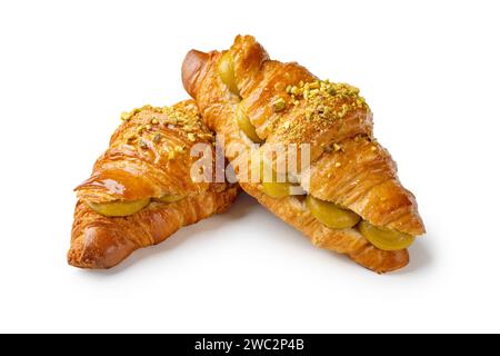 Concediti la perfezione friabile con due croissant al pistacchio. gli strati di burro e il ripieno di noci creano un'irresistibile delizia gourmet. ideale per Foto Stock