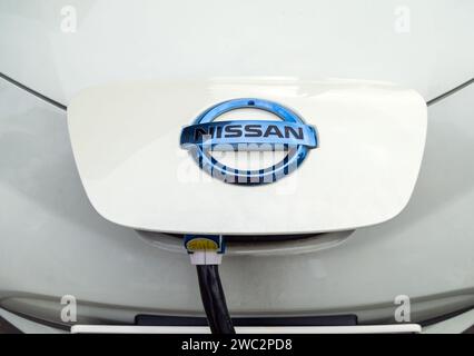 Sochi, Russia - 2023 febbraio 23: Sportello di ricarica aperto Nissan Leaf con cavo collegato Foto Stock