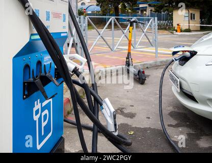 Sochi, Russia - 2023 febbraio 23: Auto elettrica collegata alla stazione di ricarica nel parcheggio Foto Stock