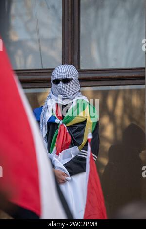 Glasgow, Scozia, Regno Unito. 13 gennaio 2024. Protesta fuori dai gradini delle camere di Glasgow, seguita da una marcia verso l'edificio del Ministero della difesa per mostrare sostegno alla Palestina e protestare contro la guerra in corso a Gaza. Crediti: R.Gass/Alamy Live News Foto Stock