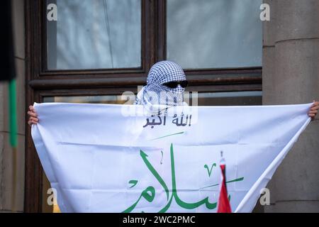 Glasgow, Scozia, Regno Unito. 13 gennaio 2024. Protesta fuori dai gradini delle camere di Glasgow, seguita da una marcia verso l'edificio del Ministero della difesa per mostrare sostegno alla Palestina e protestare contro la guerra in corso a Gaza. Crediti: R.Gass/Alamy Live News Foto Stock