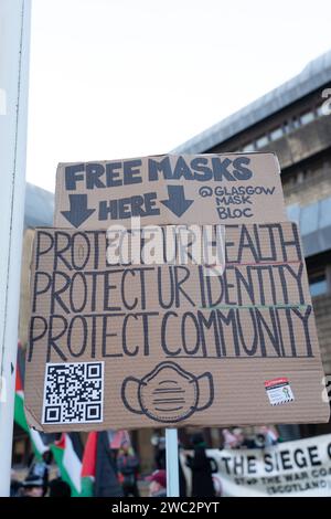 Glasgow, Scozia, Regno Unito. 13 gennaio 2024. Protesta fuori dai gradini delle camere di Glasgow, seguita da una marcia verso l'edificio del Ministero della difesa per mostrare sostegno alla Palestina e protestare contro la guerra in corso a Gaza. Crediti: R.Gass/Alamy Live News Foto Stock