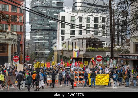 Seattle, WA - 6 gennaio 2024 - i manifestanti chiudono la superstrada i-5 con un raduno della Palestina libera Foto Stock