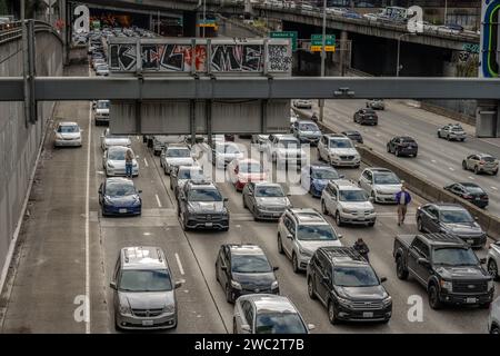 Seattle, WA - 6 gennaio 2024 - i manifestanti chiudono la superstrada i-5 con un raduno della Palestina libera Foto Stock