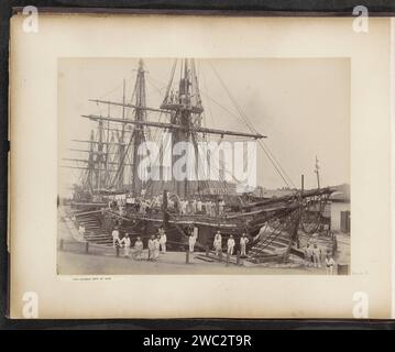 Due navi da guerra tedesche con un equipaggio in un molo della Tanjong Pagar Dock Co. Ltd A Singapore, G.R. Lambert & Co. (Attribuito a), c. 1890 - in o prima del 1905 Photograph Part of Photo album of the Tanjong Pagar Dock Co. Ltd A Singapore. Supporto fotografico per la stampa di albumi a Singapore, cantiere navale e molo. industria cantieristica. molo, banchina, banchina. Barca a vela, barca a vela (con NOME). marinaio. Bacino di carenaggio, molo galleggiante Singapore Foto Stock