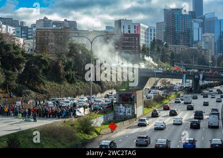 Seattle, WA - 6 gennaio 2024 - i manifestanti chiudono la superstrada i-5 con un raduno della Palestina libera Foto Stock