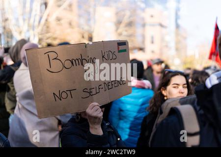 Tolosa, Francia. 13 gennaio 2024. Un cartello con la scritta “bombardare i bambini non è autodifesa” alla manifestazione a sostegno della Palestina nel centro di Tolosa, in Francia, il 13 gennaio 2024. Foto di Alexis Jumeau/ABACAPRESS.COM credito: Abaca Press/Alamy Live News Foto Stock