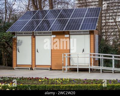 Sochi, Russia - 2023 febbraio 23: Nuovi bagni cittadini gratuiti con pannelli solari, Sochi Foto Stock