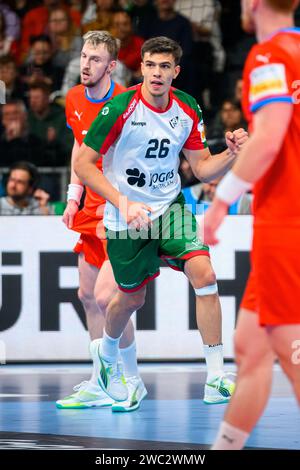 Monaco, Germania. 13 gennaio 2024. Pallamano: Campionato europeo, Repubblica Ceca - Portogallo, turno preliminare, gruppo F, giorno 2. Il portoghese Francisco Costa festeggia. Crediti: Marco Wolf/dpa/Alamy Live News Foto Stock