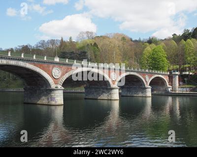 TORINO, ITALIA - APRILE 2023 CIRCA: Ponte Isabella sul po Foto Stock