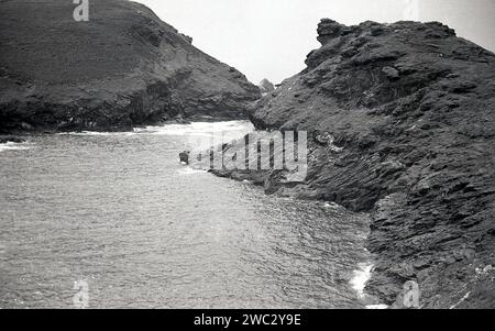 Anni '1960, insenatura storica e riparata, vicino a Boscastle in Cornovaglia, Inghilterra, Regno Unito. La parte occidentale della Cornovaglia è famosa per le scogliere scoscese e le baie riparate, con la sua geologia dominata dalle sue rocce dure, resistenti all'erosione, ha creato la sua costa drammatica. Foto Stock