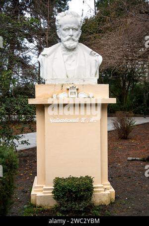 Sochi, Russia - 2023 febbraio 23: Busto del compositore Tchaikovsky nel parco Frunze, Sochi Foto Stock