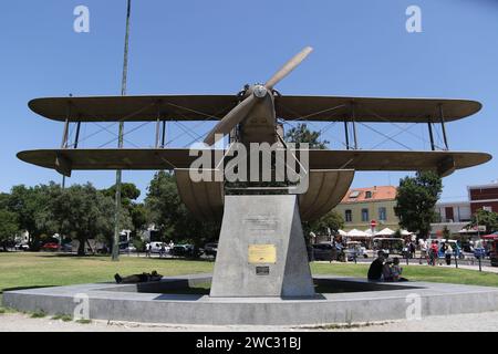 Statua del Gago Coutinho Sacadura Cabral Plane. Gago Coutinho è stato uno dei primi pionieri dell'aviazione portoghese, commemorato a Lisbona da un monumento del suo biplano, il Santa Cruz. Gago Coutinho insieme a Sacadura Cabral furono i primi piloti a volare attraverso l'Oceano Atlantico meridionale. Il loro volo di 8'400 km partì da Lisbona il 24 marzo 1922 e arrivò a Rio de Janeiro 79 giorni dopo il 6 giugno 1922. Il monumento agli idrovolanti di Belem ricorda questo pericoloso viaggio ed è una replica esatta del loro idrovolante Fairey. Foto Stock