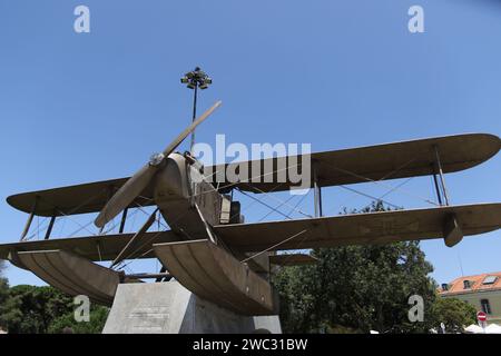 Statua del Gago Coutinho Sacadura Cabral Plane. Gago Coutinho è stato uno dei primi pionieri dell'aviazione portoghese, commemorato a Lisbona da un monumento del suo biplano, il Santa Cruz. Gago Coutinho insieme a Sacadura Cabral furono i primi piloti a volare attraverso l'Oceano Atlantico meridionale. Il loro volo di 8'400 km partì da Lisbona il 24 marzo 1922 e arrivò a Rio de Janeiro 79 giorni dopo il 6 giugno 1922. Il monumento agli idrovolanti di Belem ricorda questo pericoloso viaggio ed è una replica esatta del loro idrovolante Fairey. Foto Stock