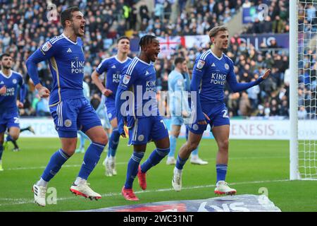 Coventry, Regno Unito. 13 gennaio 2024. Harry Winks di Leicester City celebra l'obiettivo della sua squadra di raggiungere il 0-1 durante la partita del campionato Sky Bet Coventry City vs Leicester City alla Coventry Building Society Arena, Coventry, Regno Unito, il 13 gennaio 2024 (foto di Gareth Evans/News Images) a Coventry, Regno Unito il 1/13/2024. (Foto di Gareth Evans/News Images/Sipa USA) credito: SIPA USA/Alamy Live News Foto Stock