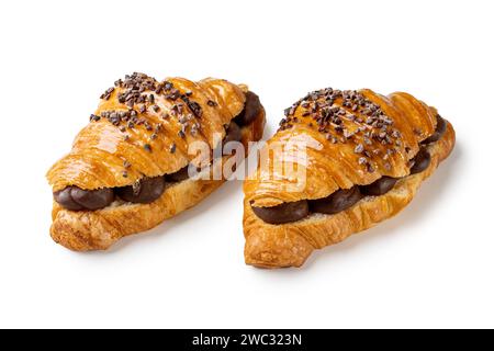 Deliziati con la bontà frizzante di due croissant al cioccolato. I ricchi strati di cacao offrono una delizia da buongustai, ideale per mostrare l'albero della pasticceria francese Foto Stock