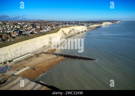 Vista aerea delle bianche scogliere di gesso e passeggiata sotto la scogliera al villaggio di Rottingdean nell'East Sussex, con Saltdean e Peacehaven sullo sfondo. Foto Stock