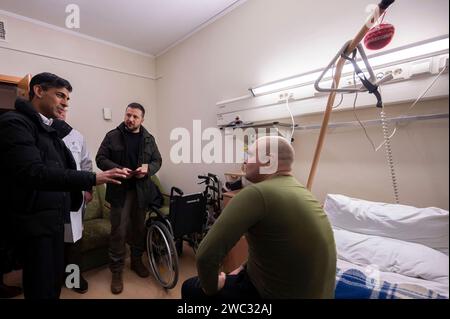 Kiev, Ucraina. 12 gennaio 2024. Il primo ministro britannico Rishi Sunak, a sinistra, chiacchiera con un soldato ferito come il presidente ucraino Volodymyr Zelenskyy, centro, guarda a un ospedale militare, 12 gennaio 2024 a Kiev, Ucraina. In precedenza Sunak ha annunciato che il Regno Unito avrebbe fornito all'Ucraina più di 3 miliardi di dollari in aiuti militari aggiuntivi e future garanzie di sicurezza. Credito: Ucraina Presidenza/Ufficio stampa presidenziale ucraino/Alamy Live News Foto Stock