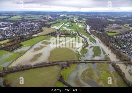 Luftbild, Ruhrhochwasser, Weihnachtshochwasser 2023, Fluss Ruhr tritt nach starken Regenfällen über die Ufer, Überschwemmungsgebiet an der Bethunestraße mit Wiesen und Bäume im Wasser, Gut Ruhrfeld, Schwerte, Ruhrgebiet, Nordrhein-Westfalen, Deutschland ACHTUNGxMINDESTHONORARx60xEURO *** Vista aerea, alluvione della Ruhr, alluvione di Natale 2023, il fiume della Ruhr trabocca le sue rive dopo forti piogge, zona allagata su Bethunestraße con prati e alberi in acqua, tenuta di Ruhrfeld, Schwerte, zona della Ruhr, Renania settentrionale-Vestfalia, Germania ATTENTIONxMINDESTHONORARx60xEURO Foto Stock