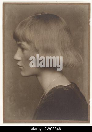 Ritratto di una ragazza, Jacob Merkelbach, 1915 - 1930 Fotografia Amsterdam supporto fotografico. Cartoncino persone storiche non conosciute per nome - BB - donna Foto Stock