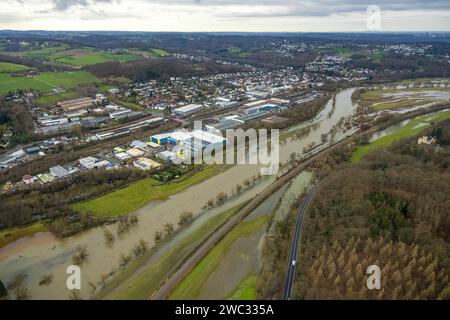 Luftbild, Ruhrhochwasser, Weihnachtshochwasser 2023, Fluss Ruhr tritt nach starken Regenfällen über die Ufer, Überschwemmungsgebiet NSG Ruhraue Gedern und Blick auf den Ortsteil Wetter-Wengern, Westende, Herdecke, Ruhrgebiet, Nordrhein-Westfalen, Deutschland ACHTUNGxMINDESTHONORARx60xEURO *** Vista aerea, alluvione della Ruhr, alluvione di Natale 2023, il fiume della Ruhr trabocca le sue rive dopo forti piogge, pianura alluvionale NSG Ruhraue Gedern e vista del distretto di Wetter Wengern, Westende, Herdecke, regione della Ruhr, Renania settentrionale-Vestfalia, Germania ATTENTIONxMINDESTHONORARx60xEURO Foto Stock