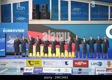 Dubrovnik, Croazia. 13 gennaio 2024. DUBROVNIK, CROAZIA - 13 GENNAIO: I giocatori si schierano per gli inni nazionali durante la 9a-12a partita di classificazione del Campionato europeo di pallanuoto maschile 2024 tra Georgia e Germania al Gruz Pool il 13 gennaio 2024 a Dubrovnik, Croazia. Foto: Grgo Jelavic/PIXSELL credito: Pixsell/Alamy Live News Foto Stock