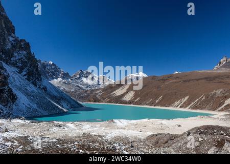 Lago color smeraldo nella valle di Gokyo vicino al campo base dell'Everest. Himalaya. Nepal. Foto Stock