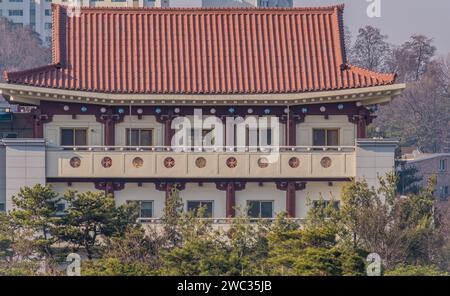 Daejeon, Corea del Sud, 13 marzo 2017: Edificio in stile orientale classico con tetto in piastrelle di argilla rossa, finestre in rete metallica e intricati disegni Foto Stock