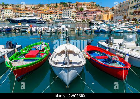 Barche da pesca e yacht di lusso nel porto di Portoferraio, Elba, Arcipelago Toscano, Toscana, Italia Foto Stock