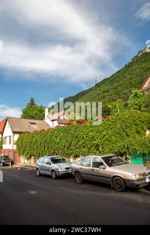 Brasov, Romania - 08 Iulie, 2022: Vista sull'insegna Brasov su un monte Tampa nella città di Brasov. Splendido centro della città più grande della Transilvania. Trav Foto Stock