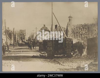 Carro armato britannico in una strada distrutta a Fontaine-Notre-Dame, Anonymous, 1917 Fotografia Vista di una strada distrutta a Fontaine-notre-Dame dopo i carri armati a Cambrai, dal 20 novembre al 7 dicembre 1917. Supporto fotografico Fontaine-Notre-Dame stampa in argento gelatina devastato, rovinato luogo o città ( guerra). Forme moderne di veicoli militari (CARRO ARMATO) Fontaine-Notre-Dame Foto Stock