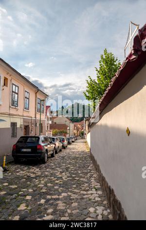 Brasov, Romania - 08 Iulie, 2022: Vista sull'insegna Brasov su un monte Tampa nella città di Brasov. Splendido centro della città più grande della Transilvania. Trav Foto Stock