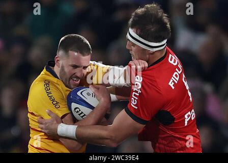 Stuart McCloskey di Ulster e Alexandre Roumat di Stade Toulousain in azione durante l'Investec Champions Cup match al Kingspan Stadium di Belfast. Data immagine: Sabato 13 gennaio 2024. Foto Stock