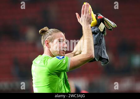 Enschede, Paesi Bassi. 13 gennaio 2024. ENSCHEDE, PAESI BASSI - 13 GENNAIO: Il portiere Lars Unnerstall del FC Twente ringrazia i tifosi durante la partita olandese Eredivisie tra FC Twente e AZ al Grolsch veste il 13 gennaio 2024 a Enschede, nei Paesi Bassi. (Foto di Peter Lous/Orange Pictures) credito: dpa/Alamy Live News Foto Stock