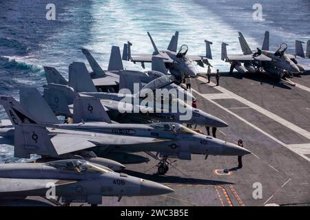 Mar Rosso, Stati Uniti. 14 novembre 2023. I marinai della US Navy preparano gli aerei per le operazioni di volo a bordo della portaerei classe Nimitz USS Dwight D. Eisenhower a sostegno dell'operazione Prosperity Guardian, 14 novembre 2023 nel Mar Rosso. OPG è una coalizione multinazionale per sostenere la sicurezza marittima e contrastare gli attacchi alle navi commerciali nella regione. Credito: MCS Rylin Paul/U.S. Navy Photo/Alamy Live News Foto Stock