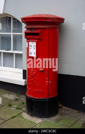 Tradizionale scatola di lettere rosse britannica in Saffron Walden High Street Foto Stock