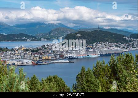 Vista panoramica della città di Ålesund, Norvegia, vicino alla cima del Sukkertoppen, verso il punto panoramico di Fjellstua/Aksla. Foto Stock