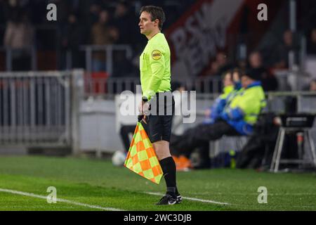 Eindhoven, Paesi Bassi. 13 gennaio 2024. EINDHOVEN, PAESI BASSI - 13 GENNAIO: L'assistente arbitro Freek Vandeursen guarda in alto durante l'Eredivisie match olandese tra PSV ed Excelsior al Philips Stadion il 13 gennaio 2024 a Eindhoven, nei Paesi Bassi. (Foto di Broer van den Boom/Orange Pictures) credito: dpa/Alamy Live News Foto Stock