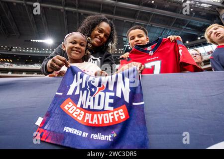 Houston, Texas, Stati Uniti. 13 gennaio 2024. I tifosi degli Houston Texans prima di una gara di playoff tra i Cleveland Browns e gli Houston Texans a Houston, Texas. Trask Smith/CSM/Alamy Live News Foto Stock