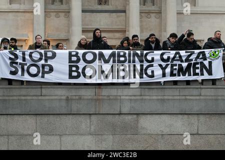 Londra, Regno Unito. 13 gennaio 2024. I sostenitori palestinesi di una coalizione di gruppi marciano dalla città di Londra a Piazza del Parlamento in una "marcia nazionale per la Palestina” chiedendo un immediato cessate il fuoco e la fine del bombardamento israeliano, dell'assedio e dell'invasione di Gaza che seguì un attacco contro Israele da parte di militanti di Hamas. La protesta, parte di una "giornata globale d'azione” per Gaza, si è svolta un giorno dopo la comparsa di Israele alla Corte internazionale di giustizia per difendersi dalle accuse di genocidio. Crediti: Ron Fassbender/Alamy Live News Foto Stock