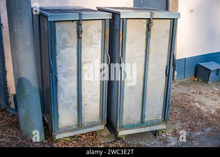 Due scatole trasformatori grigio chiaro sul lato del marciapiede in una giornata di sole Foto Stock