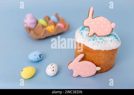 Bella natura morta pasquale con pan di zenzero sotto forma di coniglio su una torta pasquale Foto Stock