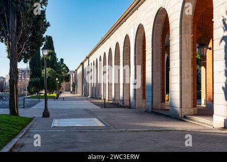 Archi dei nuovi edifici ministeriali sul Paseo de la Castellana a Madrid, Spagna. Foto Stock