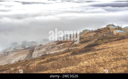 Vista dall'alto del villaggio del Daghestan coperto di nuvole Foto Stock