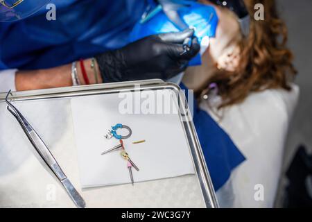 strumenti odontoiatrici per riempire e trattare i denti su uno sfondo chiaro. vista dall'alto Foto Stock