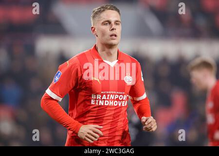 Eindhoven, Paesi Bassi. 13 gennaio 2024. EINDHOVEN, PAESI BASSI - 13 GENNAIO: Joey Veerman del PSV guarda in alto durante l'Eredivisie match olandese tra PSV ed Excelsior al Philips Stadion il 13 gennaio 2024 a Eindhoven, Paesi Bassi. (Foto di Broer van den Boom/Orange Pictures) credito: dpa/Alamy Live News Foto Stock