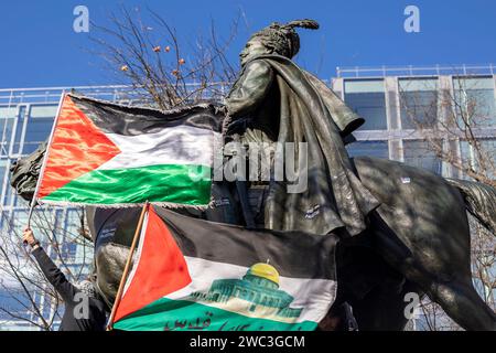 Washington, Distretto di Columbia, USA. 13 gennaio 2024. Gli adesivi adornano la Statua del generale di brigata Casimir Pulaski al Freedom Plaza alla marcia su Washington per Gaza, sabato 13 gennaio 2024 a Washington, Distretto di Columbia. (Immagine di credito: © Eric Kayne/ZUMA Press Wire) SOLO USO EDITORIALE! Non per USO commerciale! Foto Stock