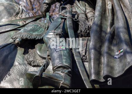 Washington, Distretto di Columbia, USA. 13 gennaio 2024. Gli adesivi adornano la Statua del generale di brigata Casimir Pulaski al Freedom Plaza alla marcia su Washington per Gaza, sabato 13 gennaio 2024 a Washington, Distretto di Columbia. (Immagine di credito: © Eric Kayne/ZUMA Press Wire) SOLO USO EDITORIALE! Non per USO commerciale! Foto Stock